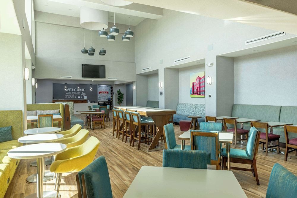 Hampton Inn & Suites Cleburne 2