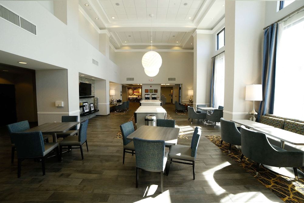 Hampton Inn & Suites Forest City 2