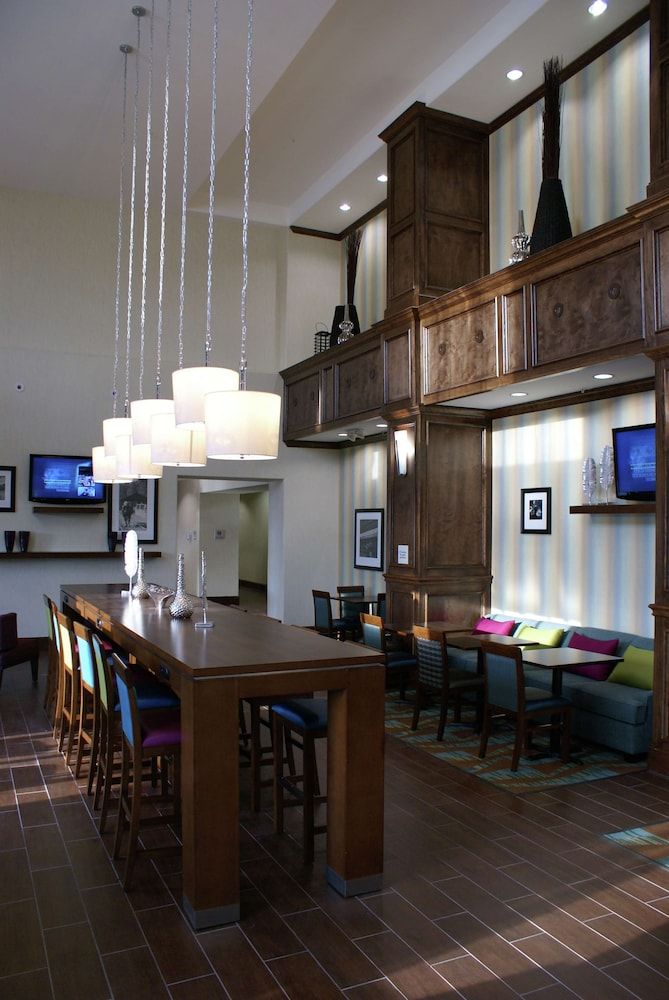 Hampton Inn & Suites Center 2