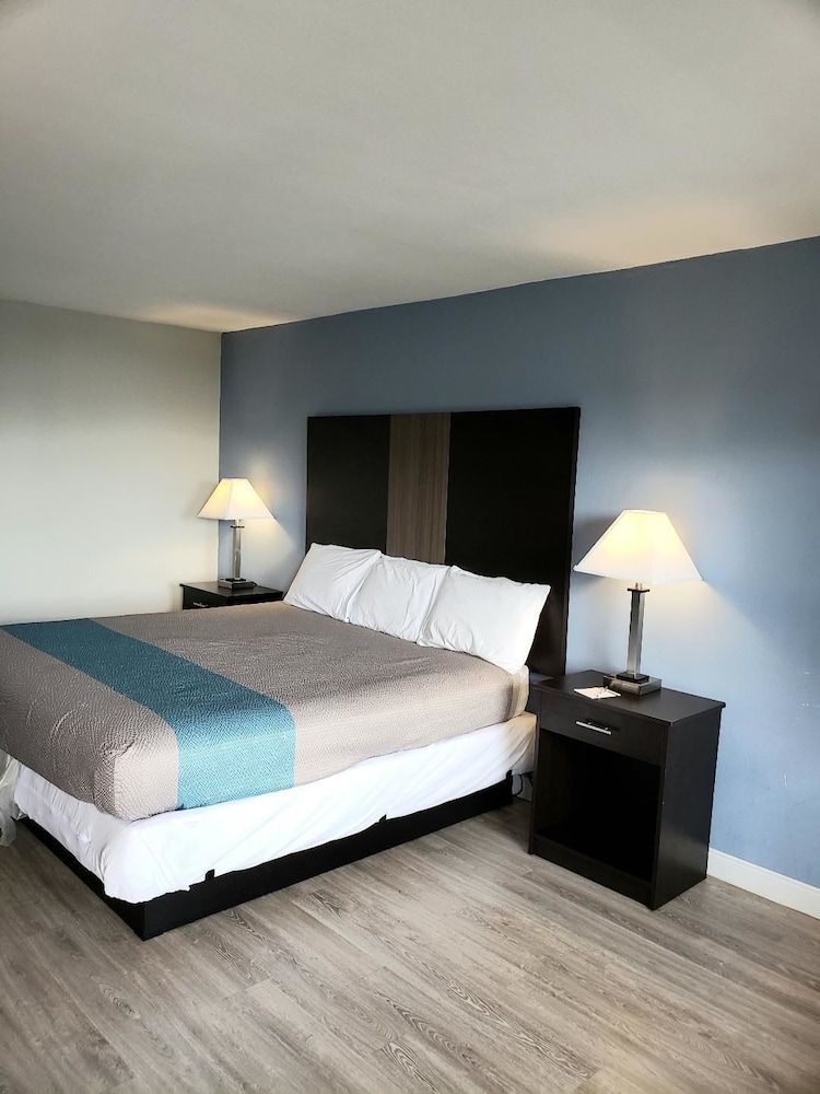 Econo Lodge Mineral Wells 3