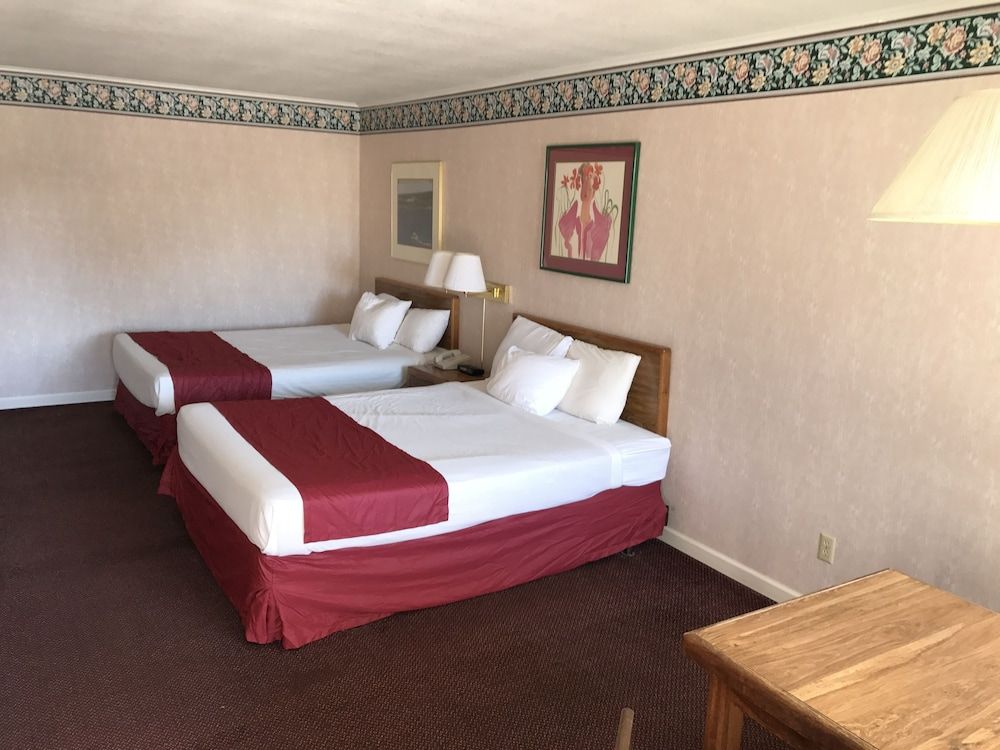 Travelodge by Wyndham Mackinaw City 2
