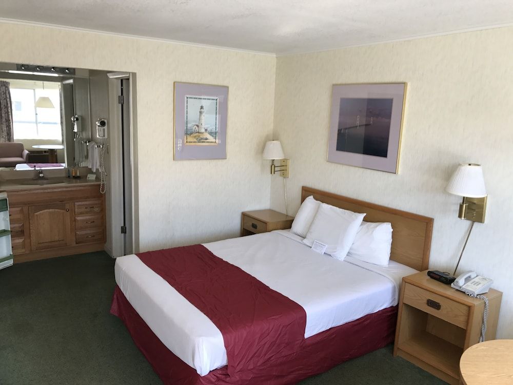 Travelodge by Wyndham Mackinaw City 3