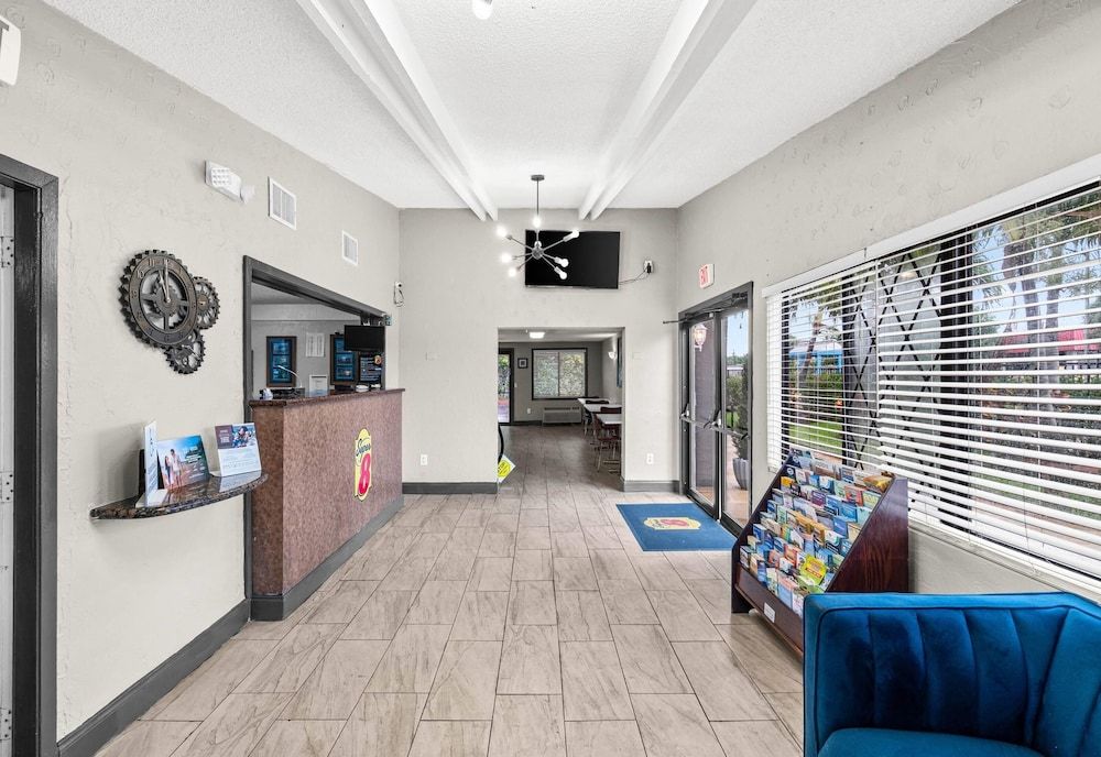 Super 8 by Wyndham Lantana West Palm Beach 3