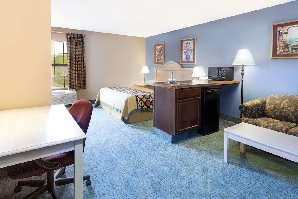 Super 8 by Wyndham Freeport 3