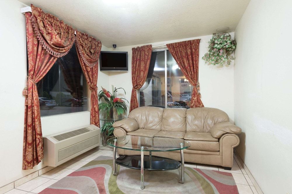 Super 8 by Wyndham Bernalillo 3