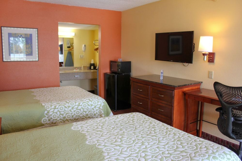 Rose Garden Inn & Suites 2