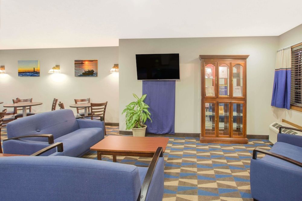 Microtel Inn & Suites by Wyndham Manistee 2