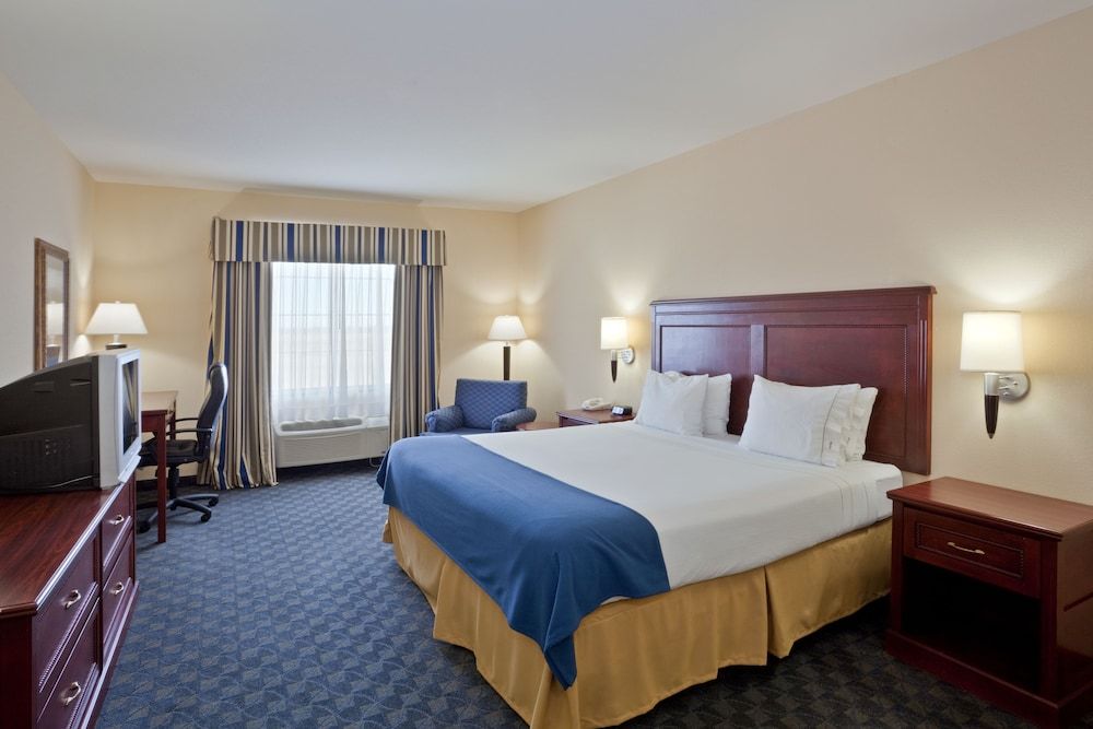 Holiday Inn Express & Suites Pampa by IHG 3