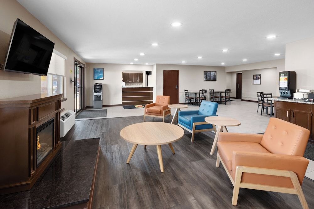 Super 8 by Wyndham Fairmont 3