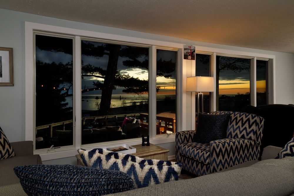 Looking Glass Beachfront Inn 3