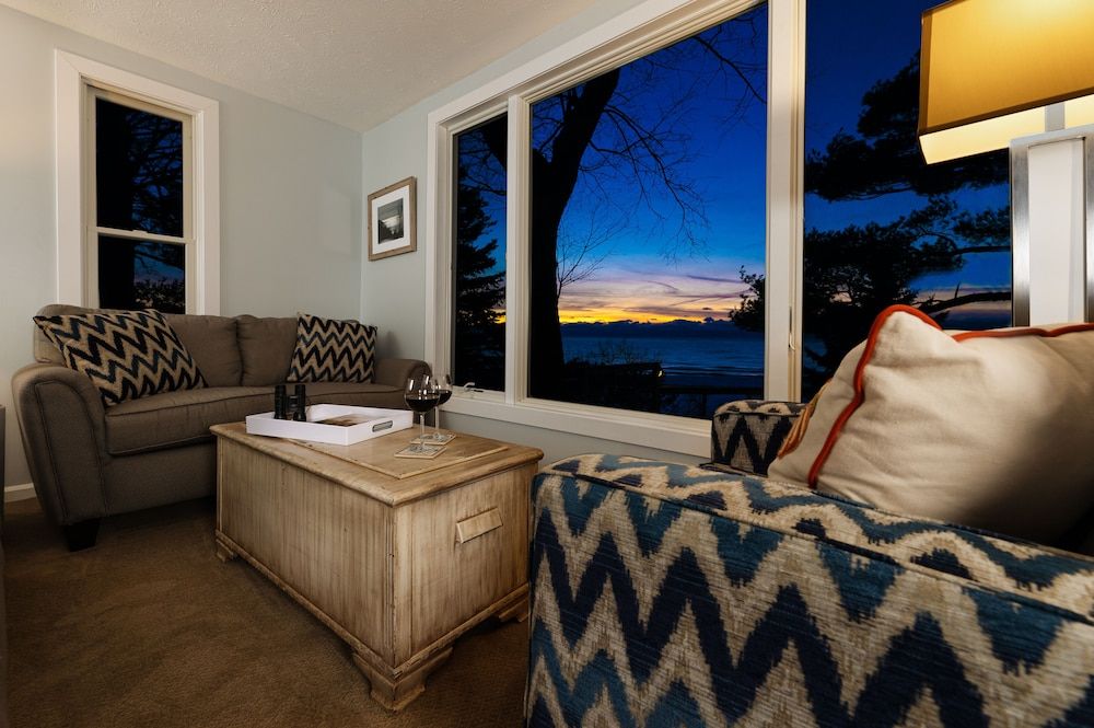 Looking Glass Beachfront Inn 2