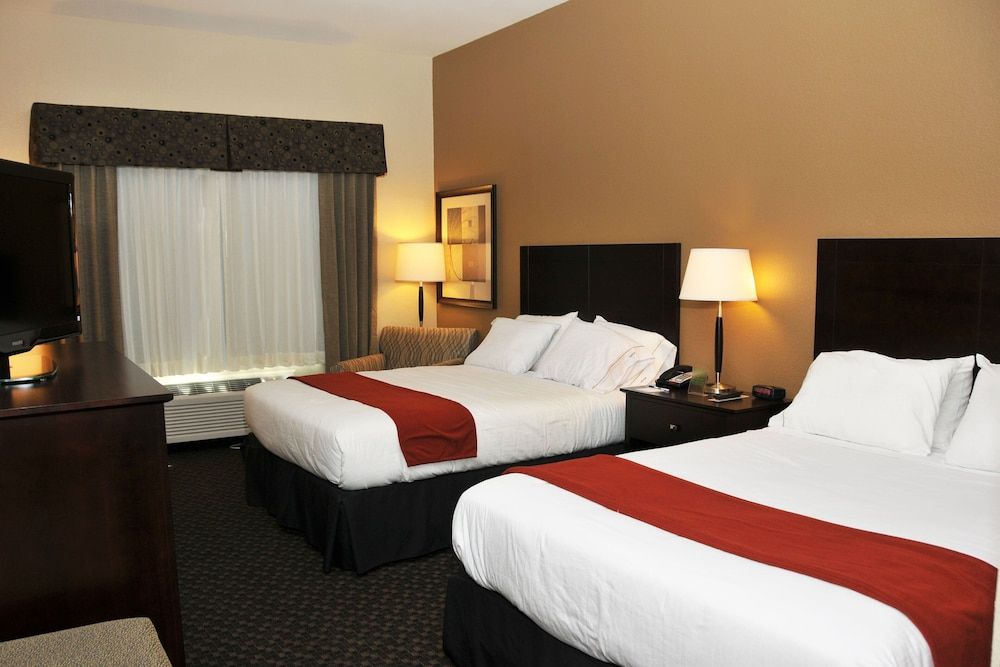 Holiday Inn Express & Suites Clinton by IHG 3