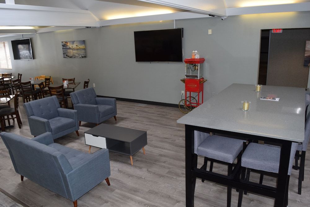 Country Inn & Suites by Radisson, Muskegon, MI 3
