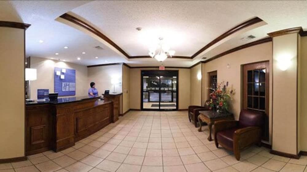 Holiday Inn Express & Suites Plainview by IHG 2