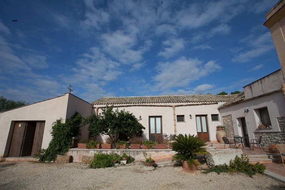 Agriturismo Baglio Donna Santa -1 estrelas em Dattilo