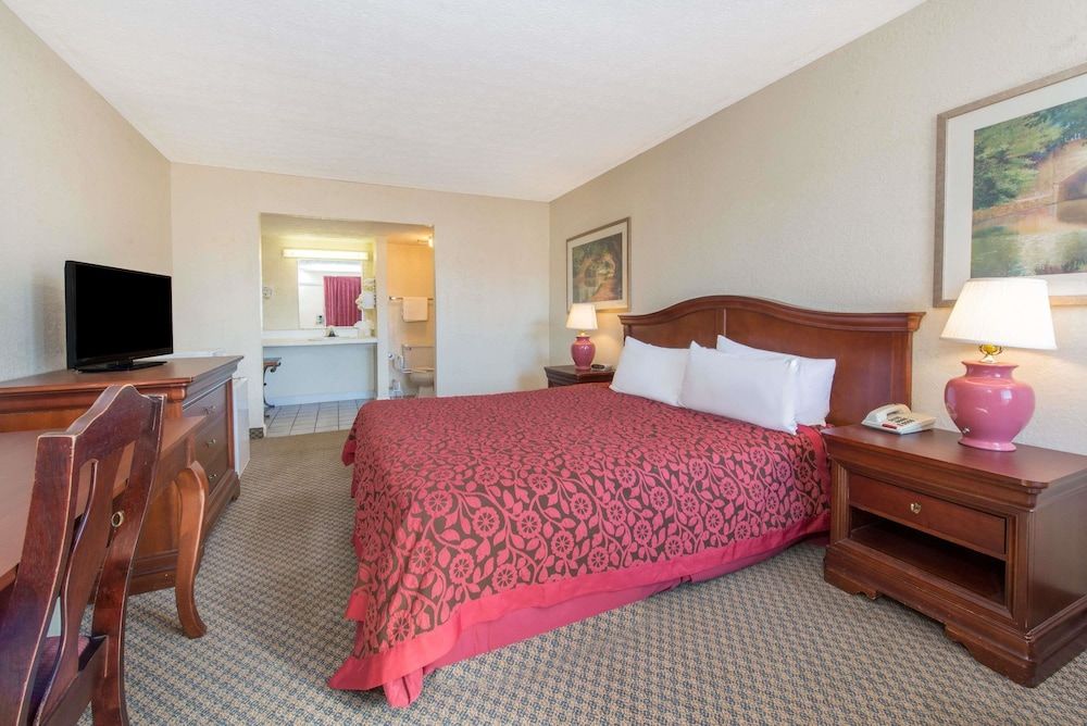 Days Inn & Suites by Wyndham Dayton North 3