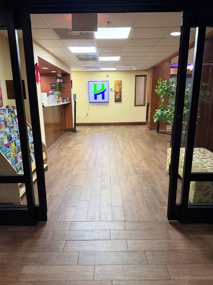HomeTown Inn & Suites 2