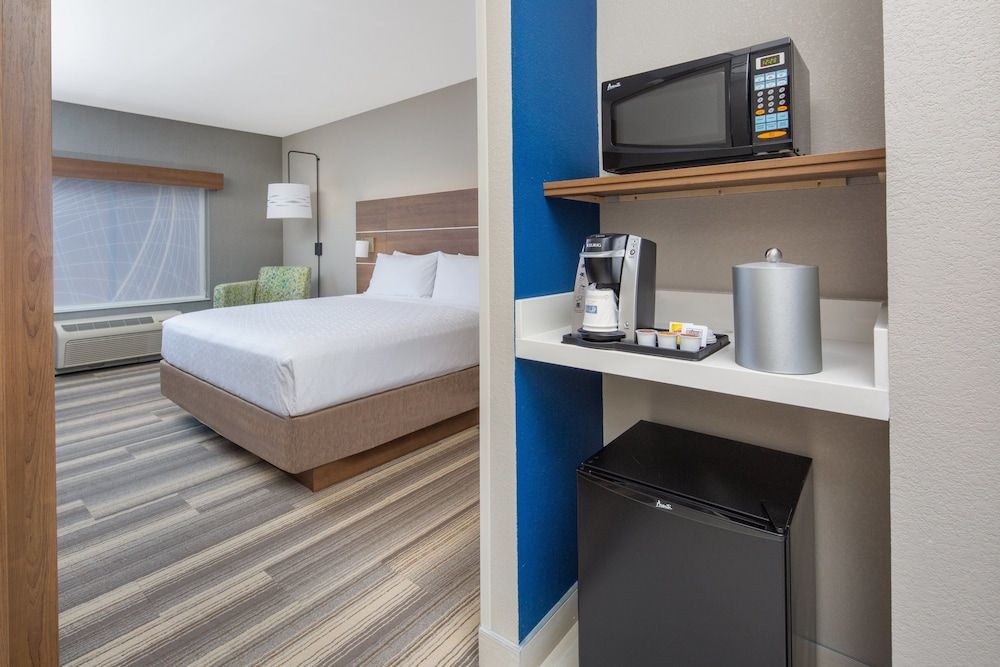 Holiday Inn Express Surprise by IHG 3