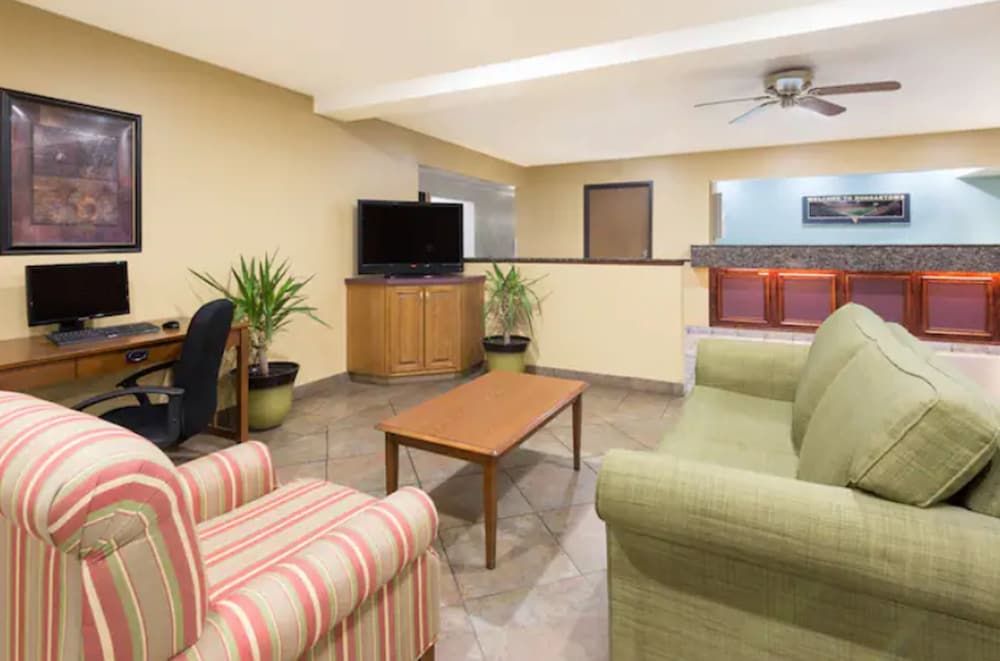 Super 8 by Wyndham Morgantown 2