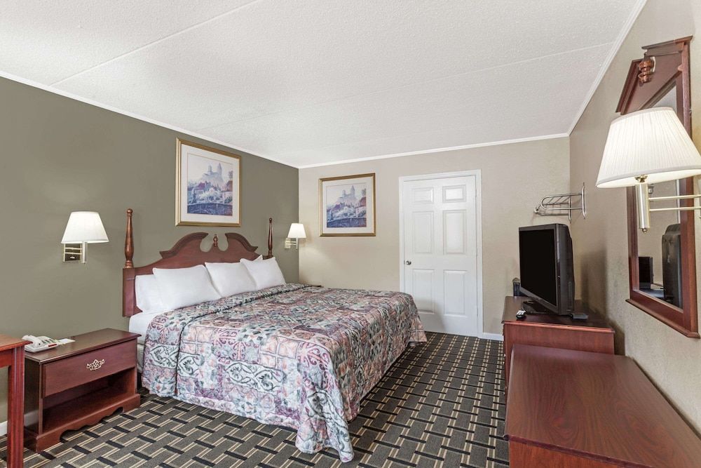 Days Inn by Wyndham Lenoir City 3