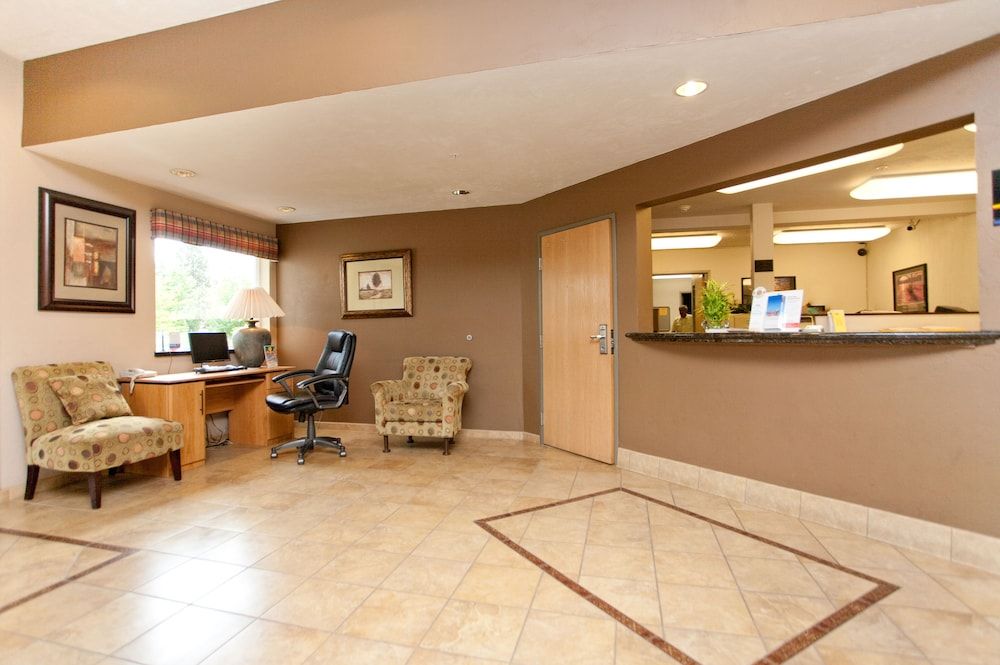 Super 8 by Wyndham Woodburn 3