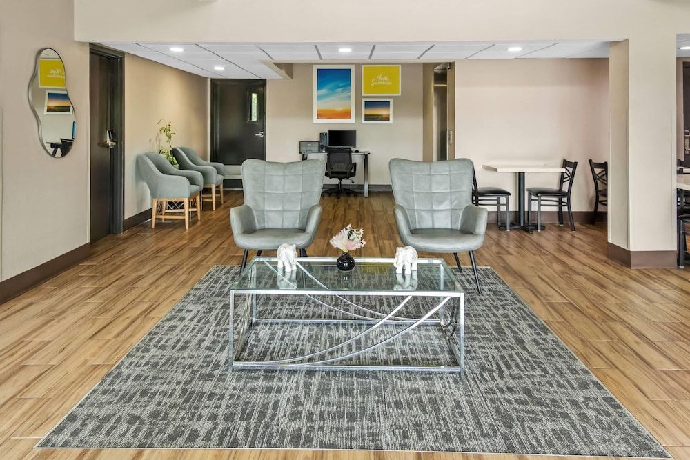 Days Inn & Suites by Wyndham DeSoto 3