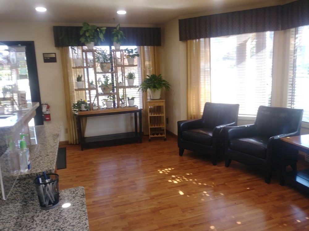 Oakridge Inn & Suites 2