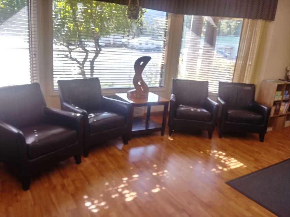 Oakridge Inn & Suites 3