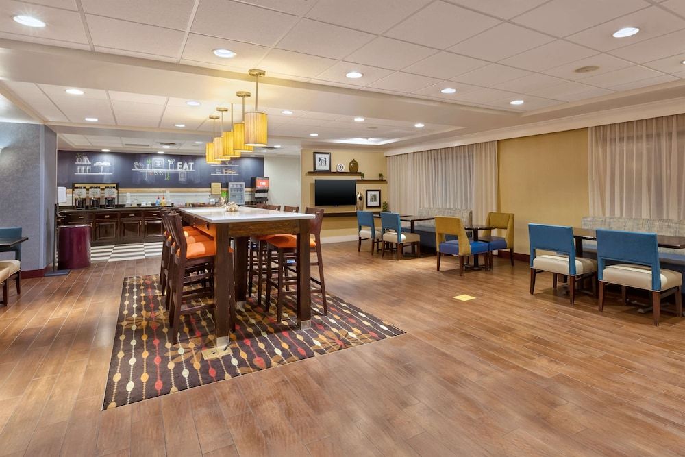 Hampton Inn Waterbury 2