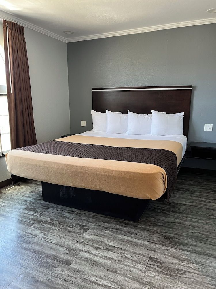 Laguna Inn & Suites 3