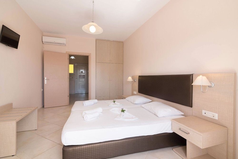 Yakinthos Hotel 3