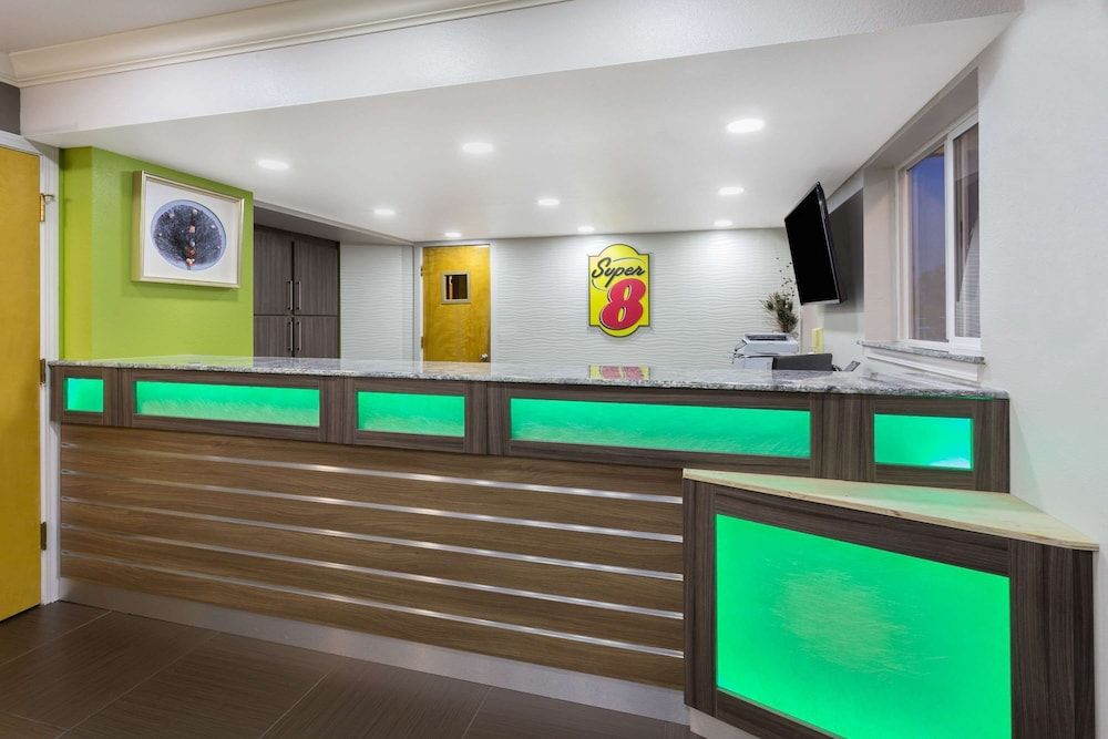 Super 8 by Wyndham Fortuna 2