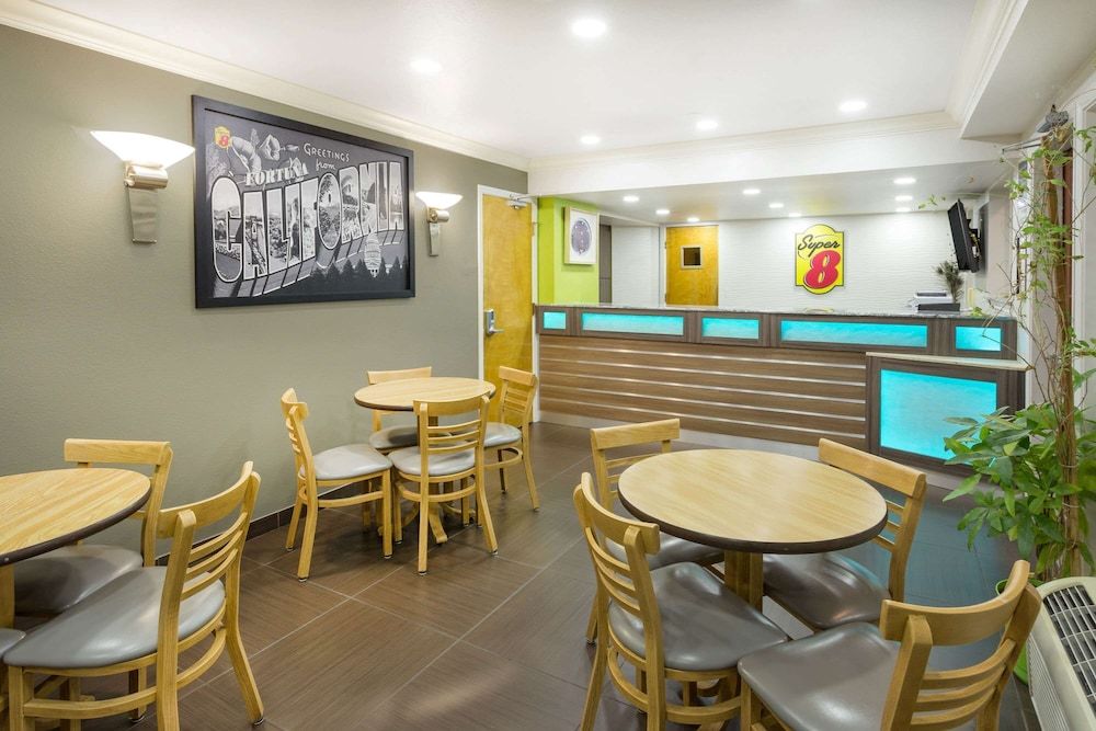 Super 8 by Wyndham Fortuna 3