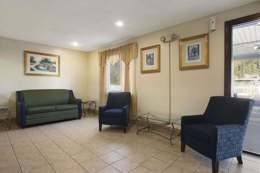 Super 8 by Wyndham Prestonsburg 3