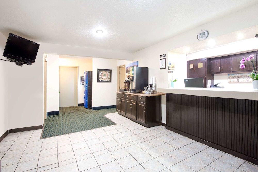 Super 8 by Wyndham Pittsburgh PA Airport/University Area 2