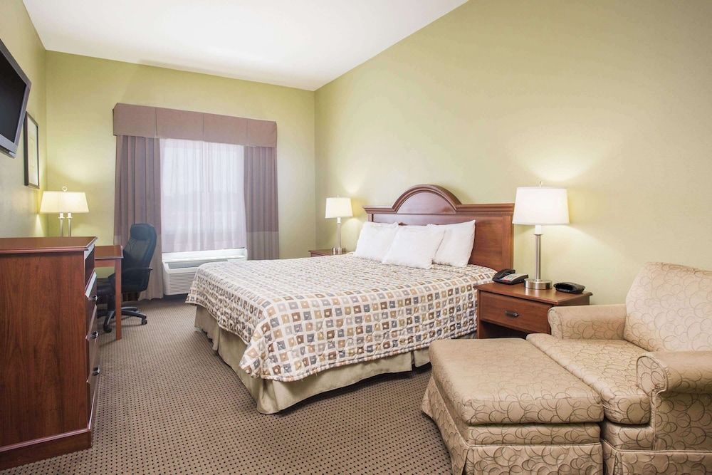 Days Inn & Suites by Wyndham Swainsboro 3