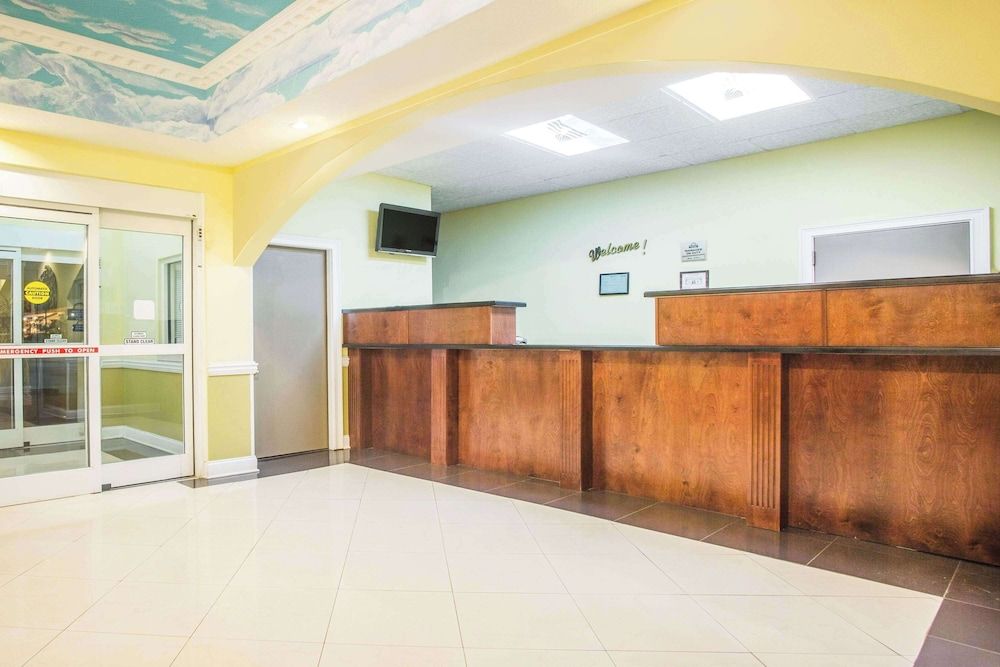 Days Inn & Suites by Wyndham Swainsboro 2