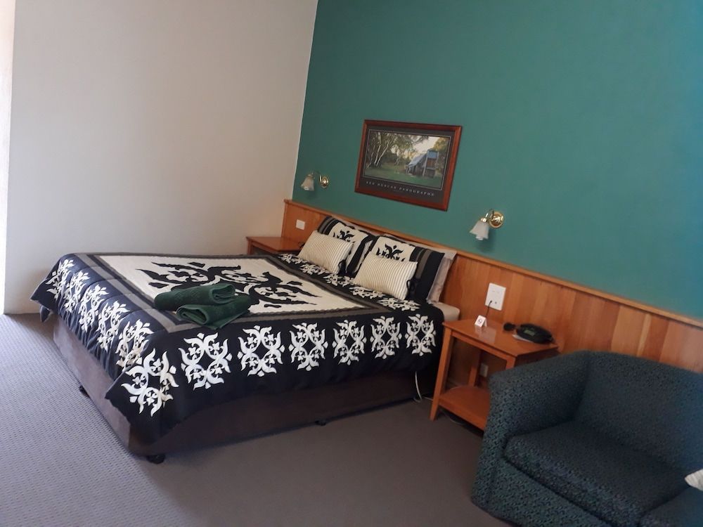 Moe Motor Inn 3