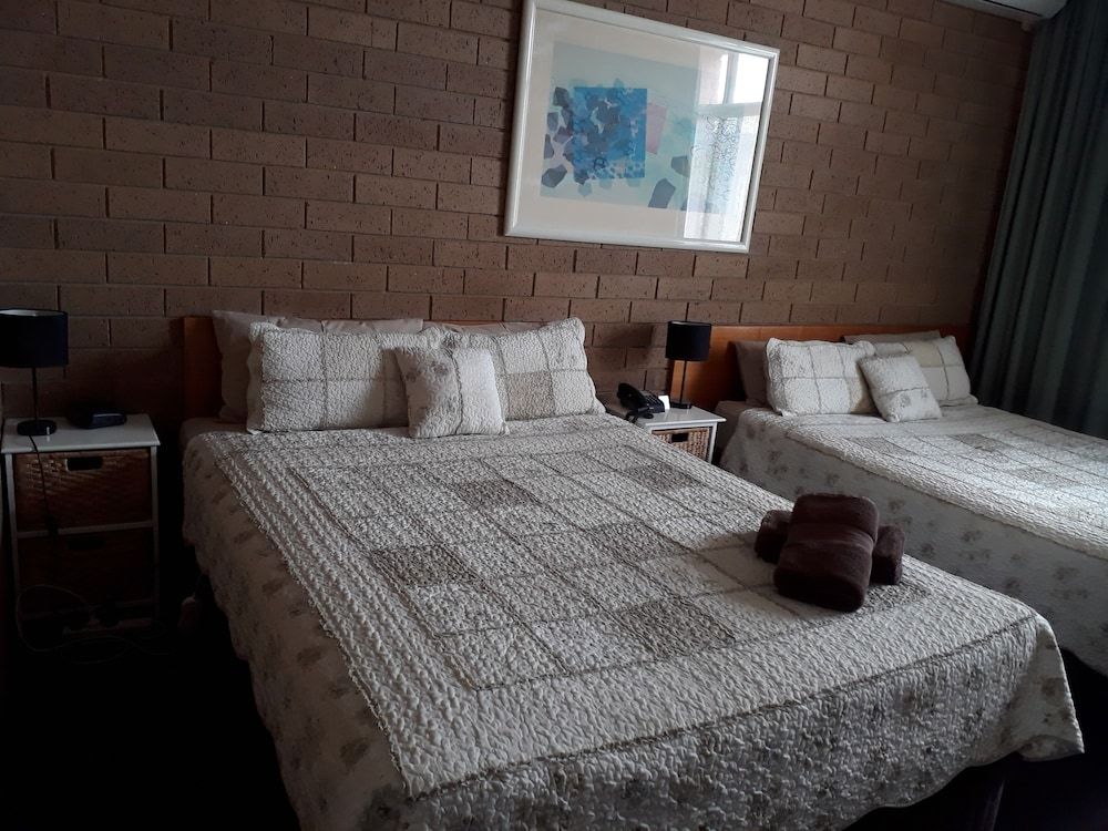 Moe Motor Inn 2