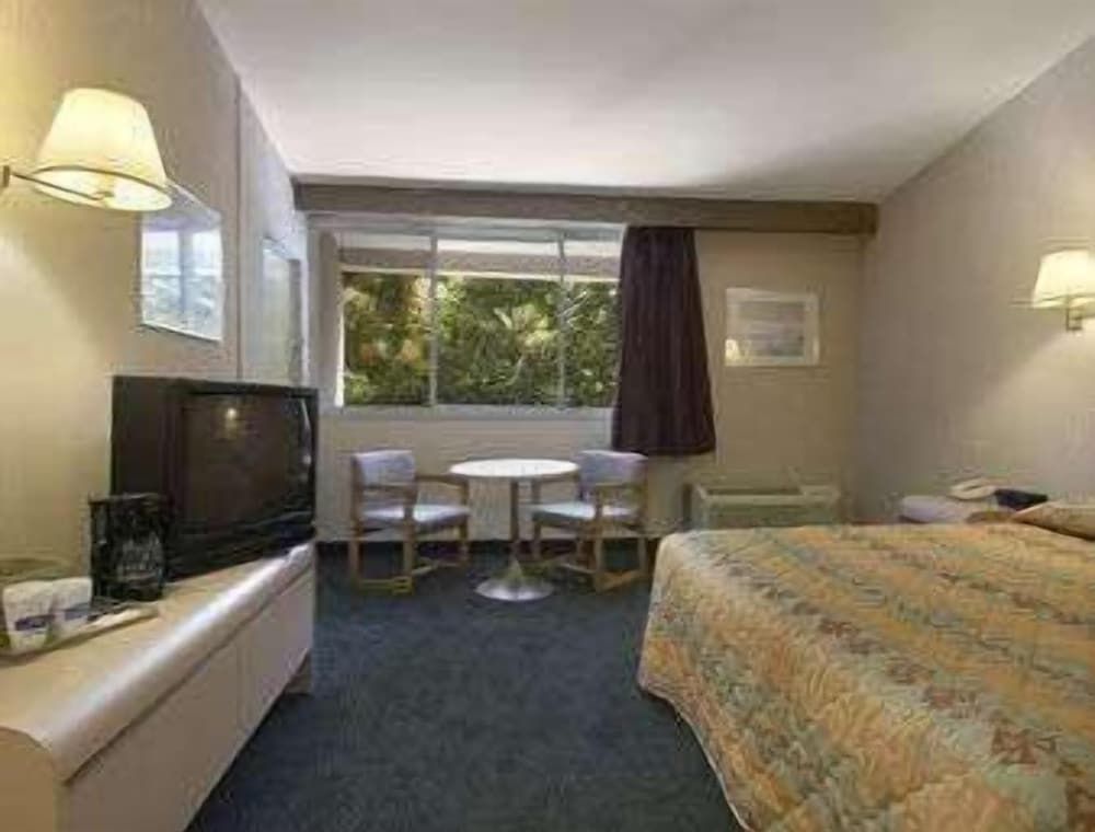 Knights Inn Liberty 3