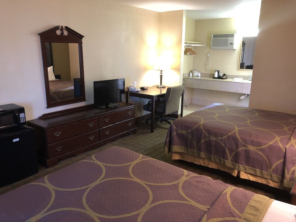 Super 8 by Wyndham Corning 3