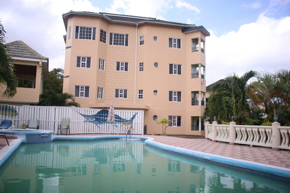 Royal Tower Suites -1 estrellas en St Mary
