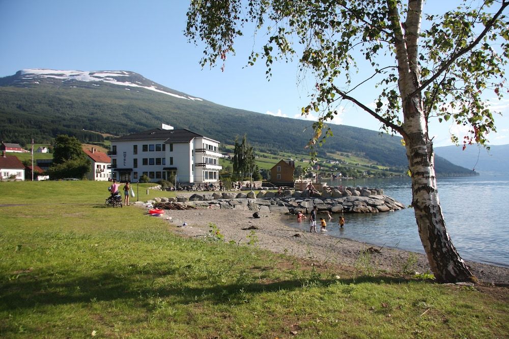 Innvik Fjordhotel - Misjonheimen -1 estrellas en Innvik