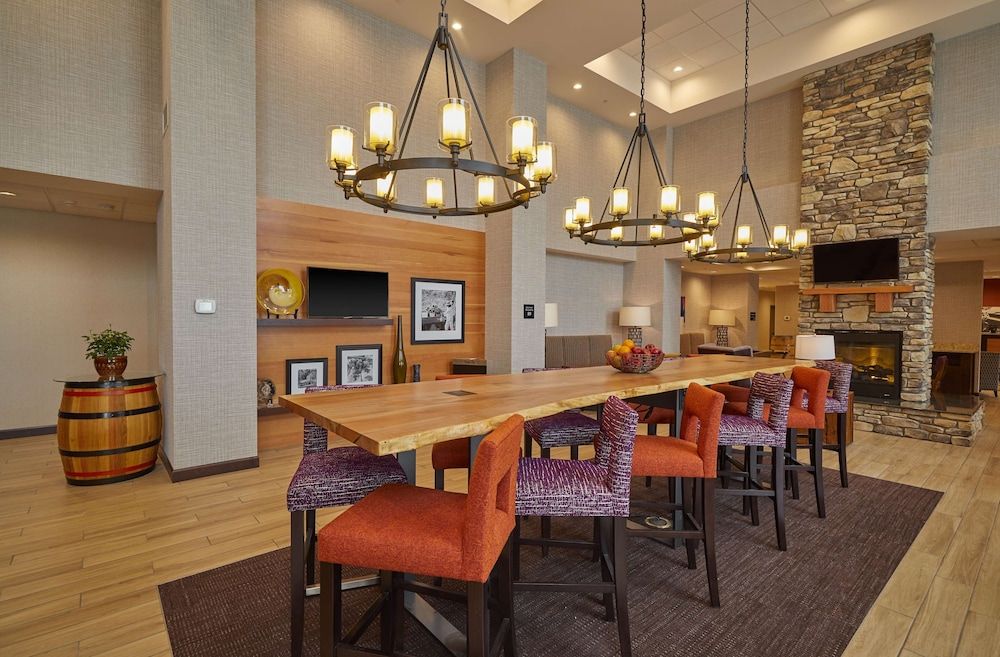 Hampton Inn & Suites Roseburg 2