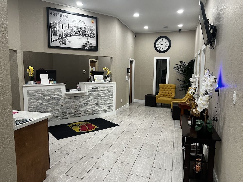 Super 8 by Wyndham Marion 2