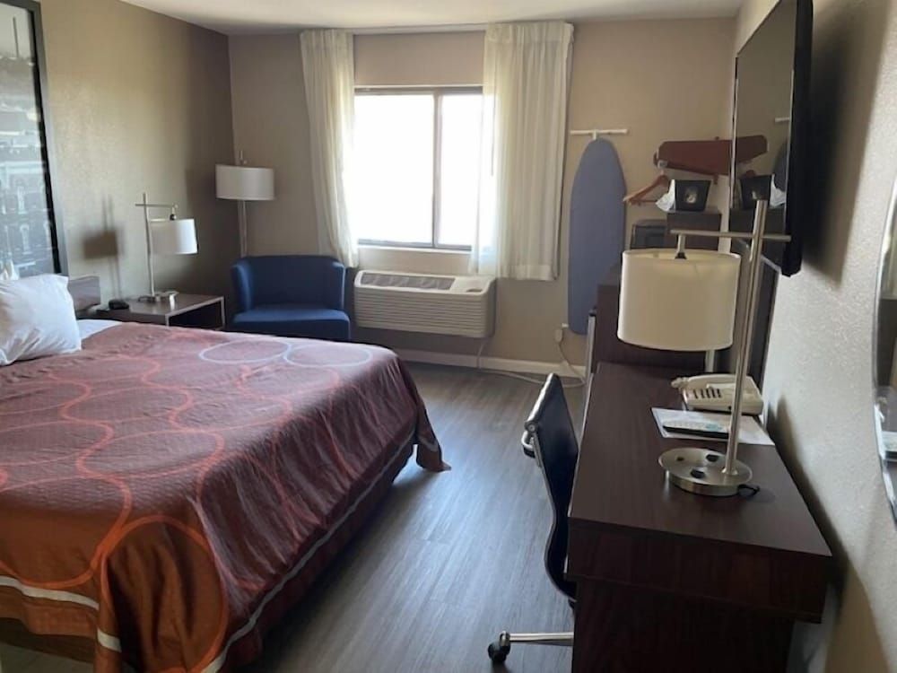 Super 8 by Wyndham Alton 3