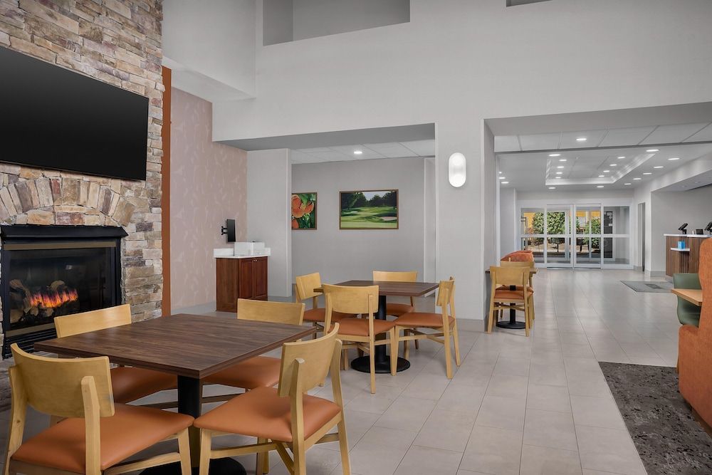 Hampton Inn & Suites Clinton - I-26 2