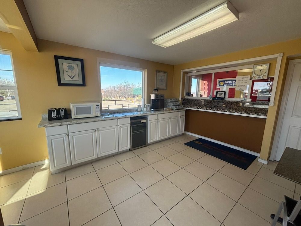 Economy Inn & Suites 2