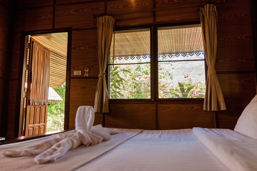 Bangrak Pier Bungalow 2