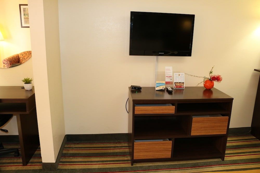 Super 8 by Wyndham Dublin 3
